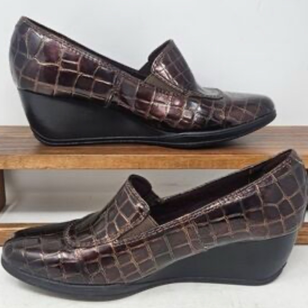 Clarks Women's Crocodile Pattern Loafers - Dark Brown  10 NWOT
